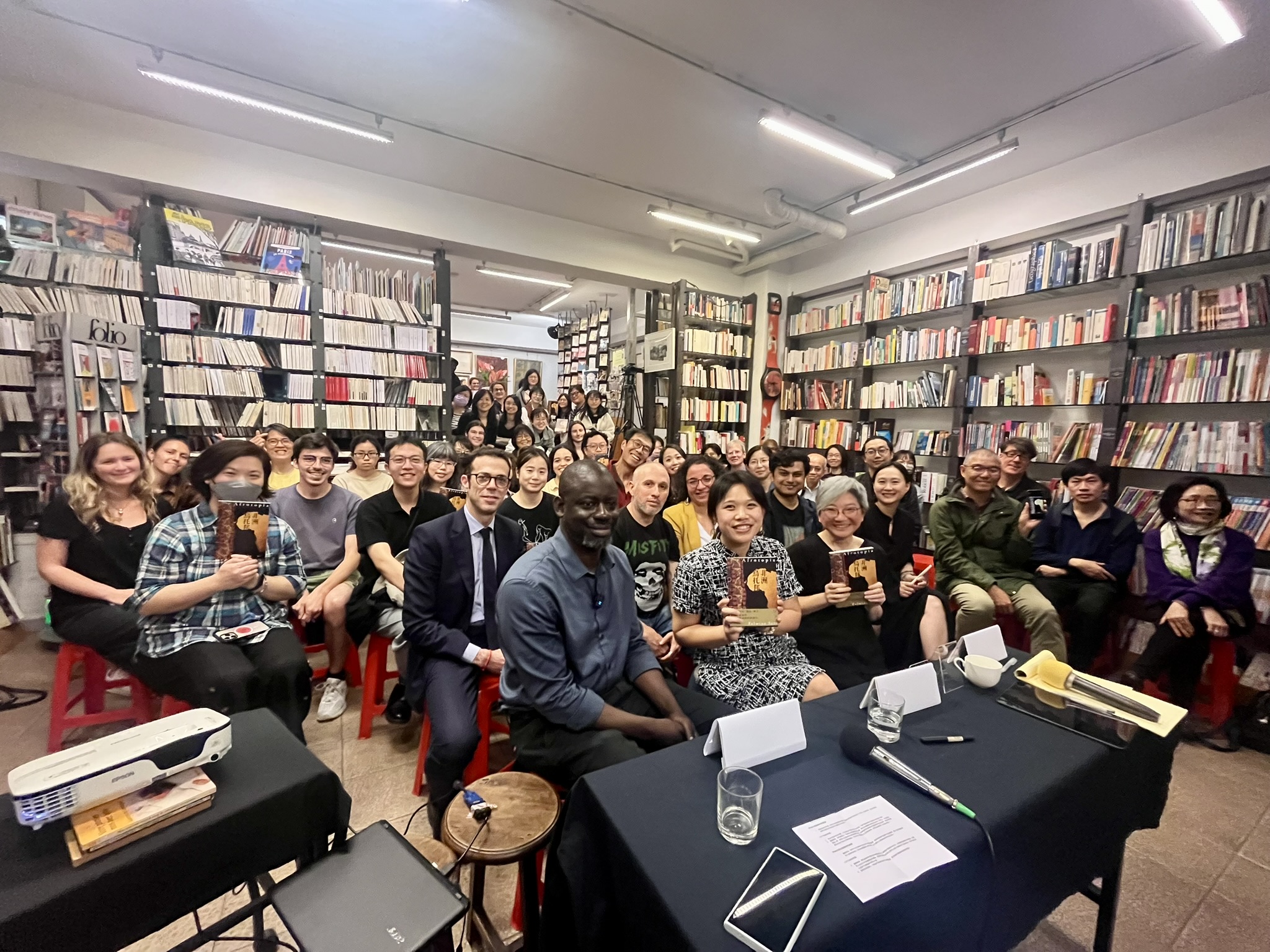 Rencontre avec Felwine Sarr à la librairie francophone de Taipei, Le Pigeonnier (photo : FB de Homeward Publishing)