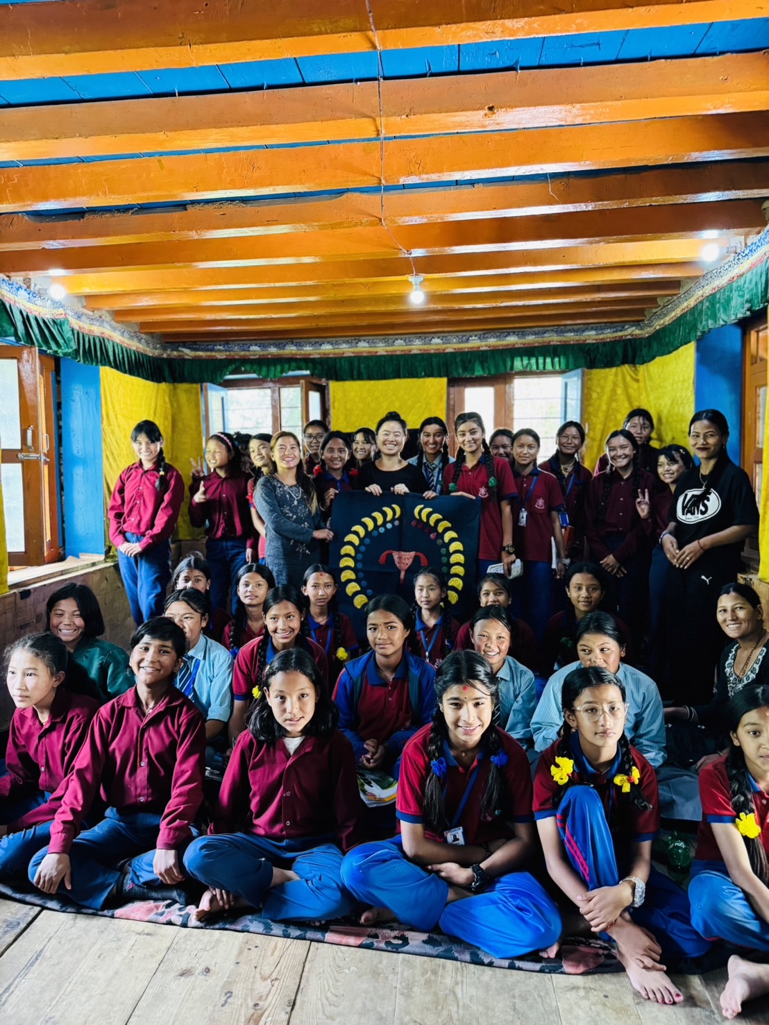 Claire Lin anime un atelier sur les règles dans une école de l'Himalaya (photo : aimable crédit)