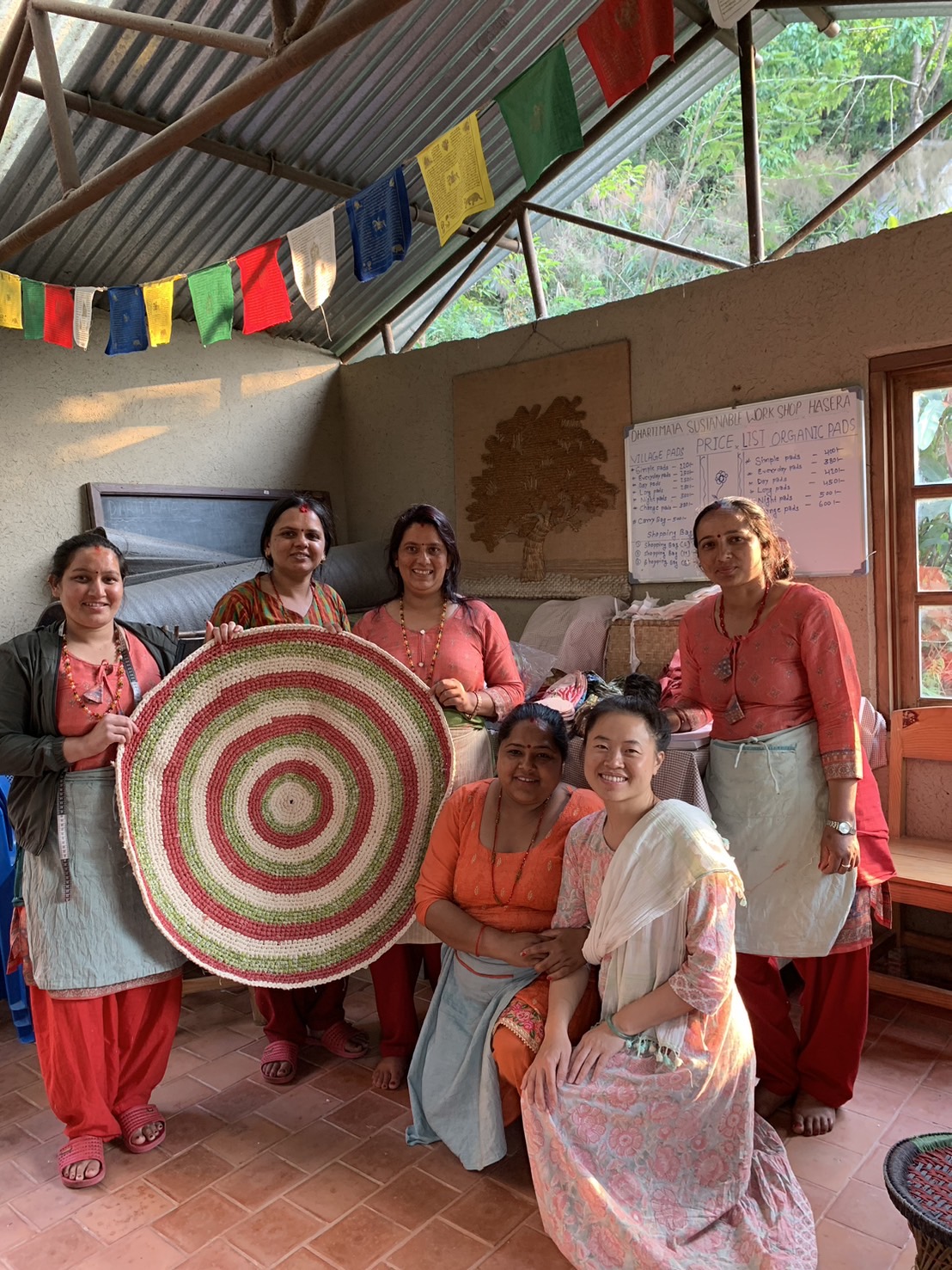 Claine Lin (devant) et les femmes de l'atelier Dharti Mata, qui fabriquent des protections hygiéniques en coton au Népal (photo : aimable crédit)