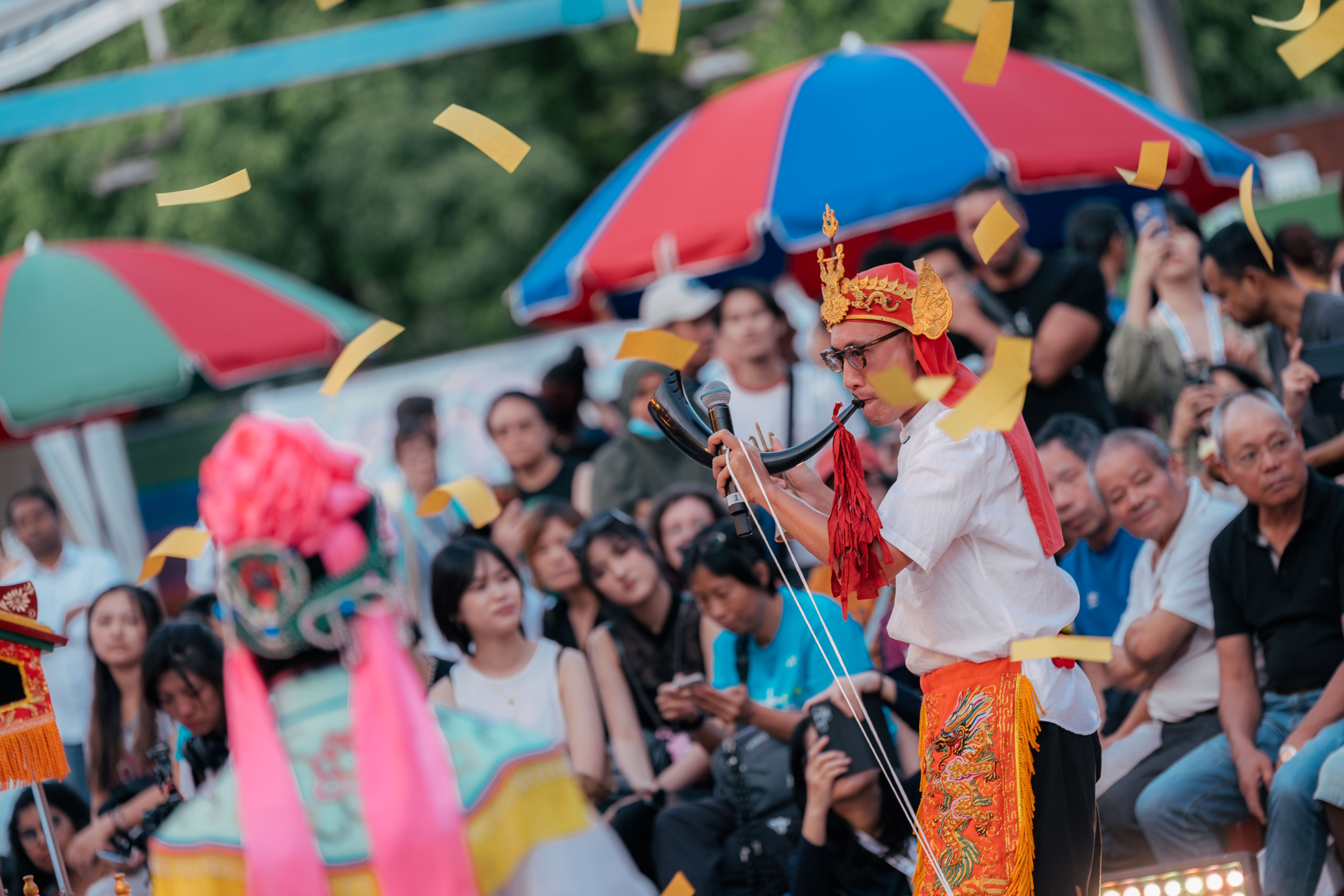 Rituel de Khan Bong Koa interprété par la troupe Feng Zhong Deng lors des Olympiades culturelles aux JO de Paris (photo fournie par le ministère de la Culture)
