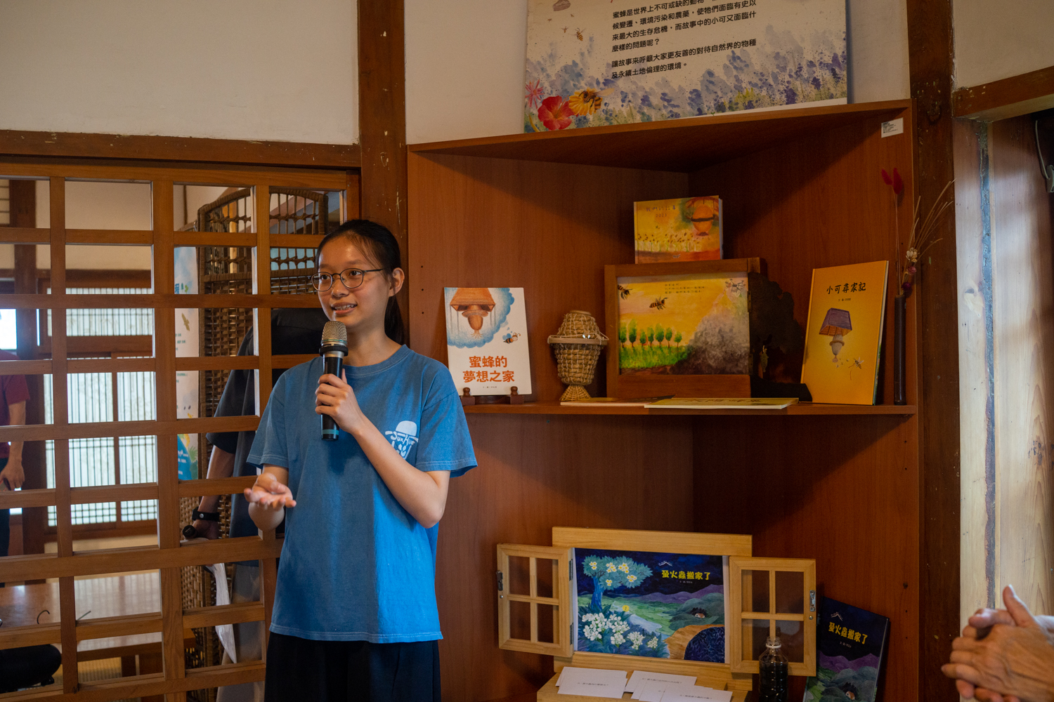 Hsu Chi-hsuan qui a écrit, illustré et publié un livre jeunesse sur l'impact des pesticides sur les abeilles (photo : Sasa)