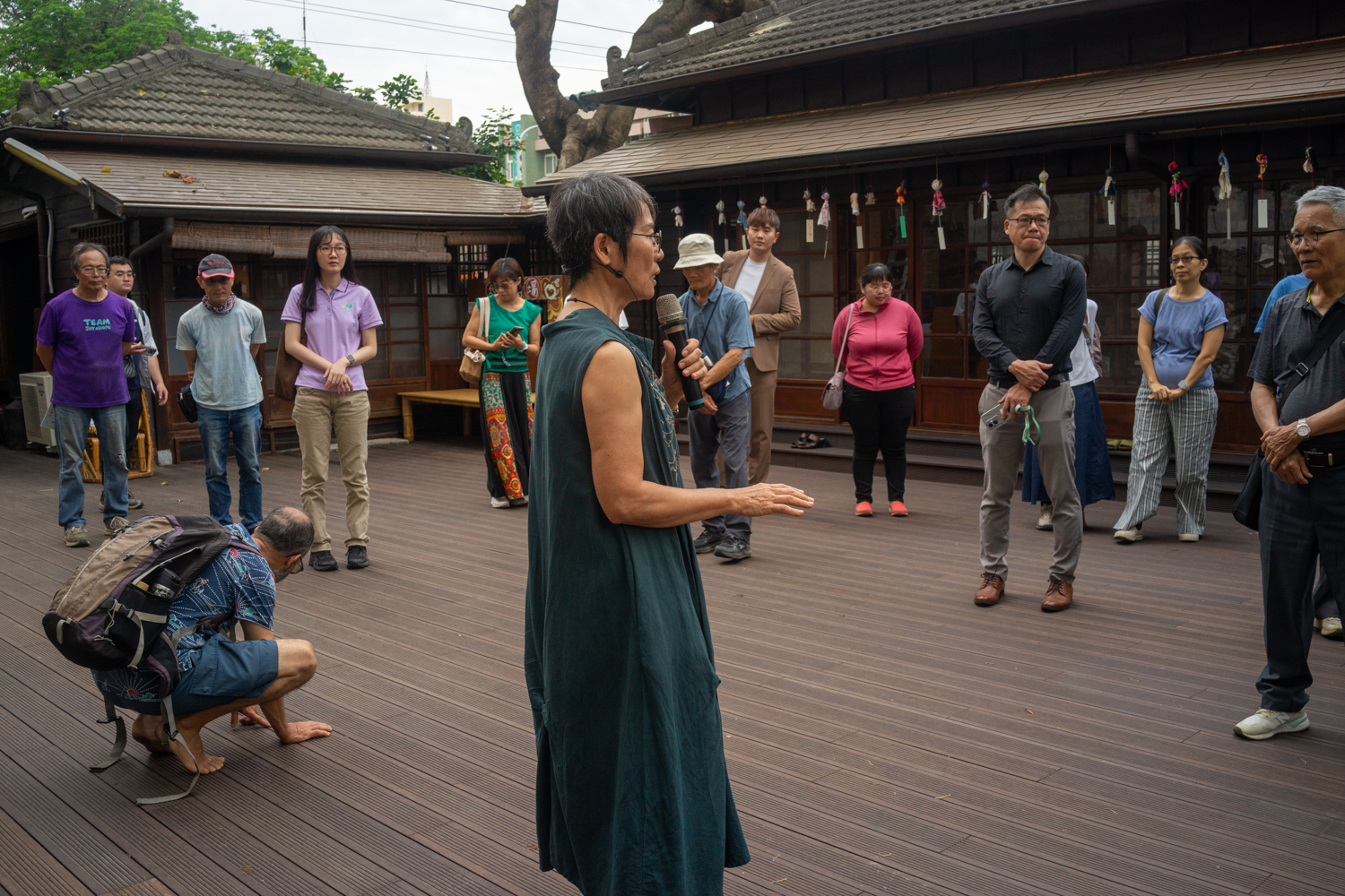 Tang Li-fang accueille à Yunlin Story House et explique que le parquet de la cour est en bambou (photo : Sasa)