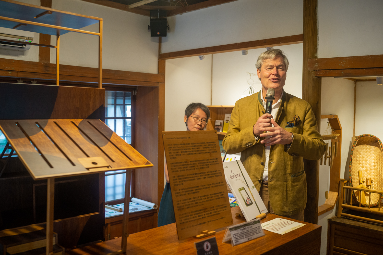 A Yunlin Story House, Gunter Pauli présente le prototype de maison pop-up en bambou qu'il a développé avec Larry Liu et Sven Mouton (photo : Sasa)
