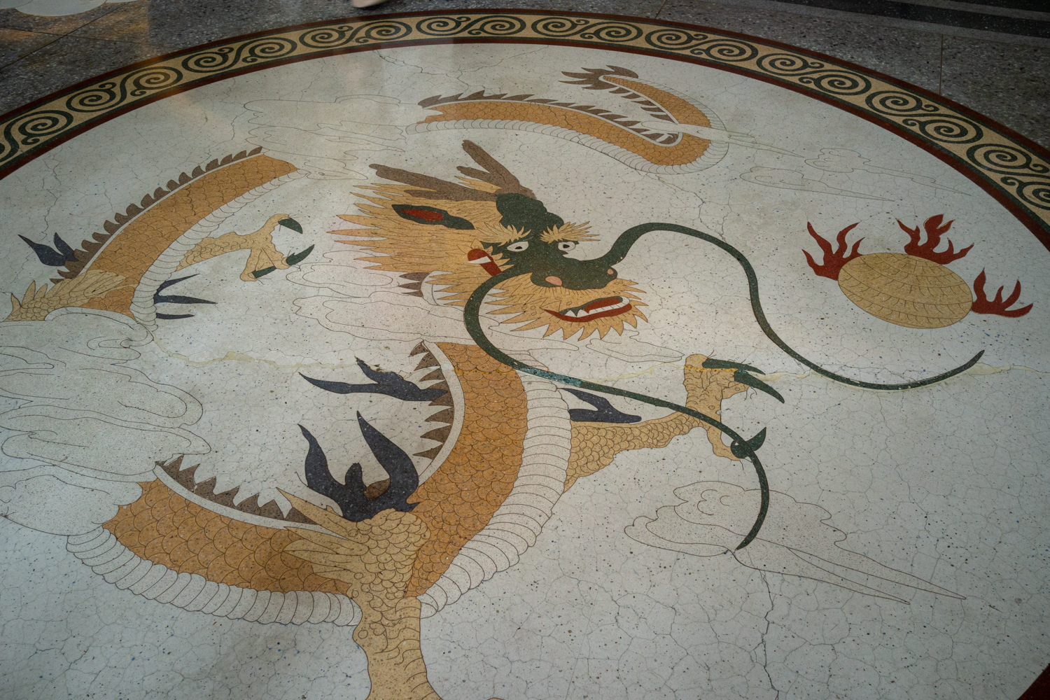 Le dragon de l'assemblée provinciale de Taïwan : exceptionnellement placé au sol, il symbolise le piétinnement de l'empire et l'avènement de la République de Chine (photo : Sasa)