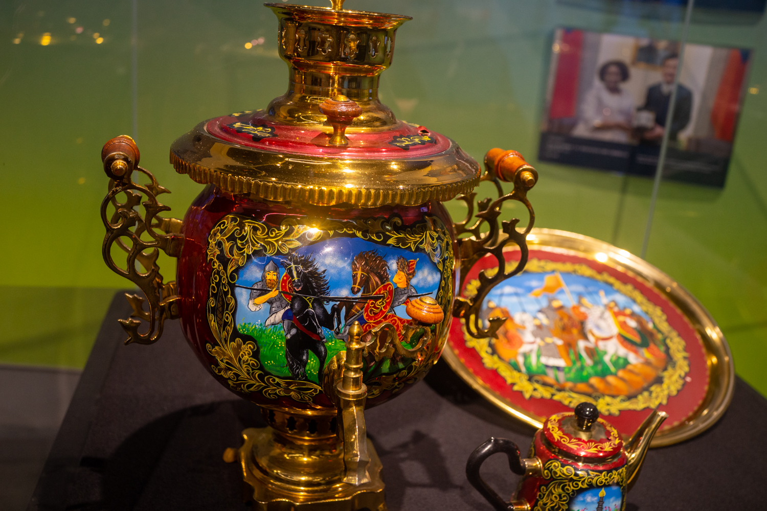 Un service à thé offert par des parlementaires russes (photo : Sasa)