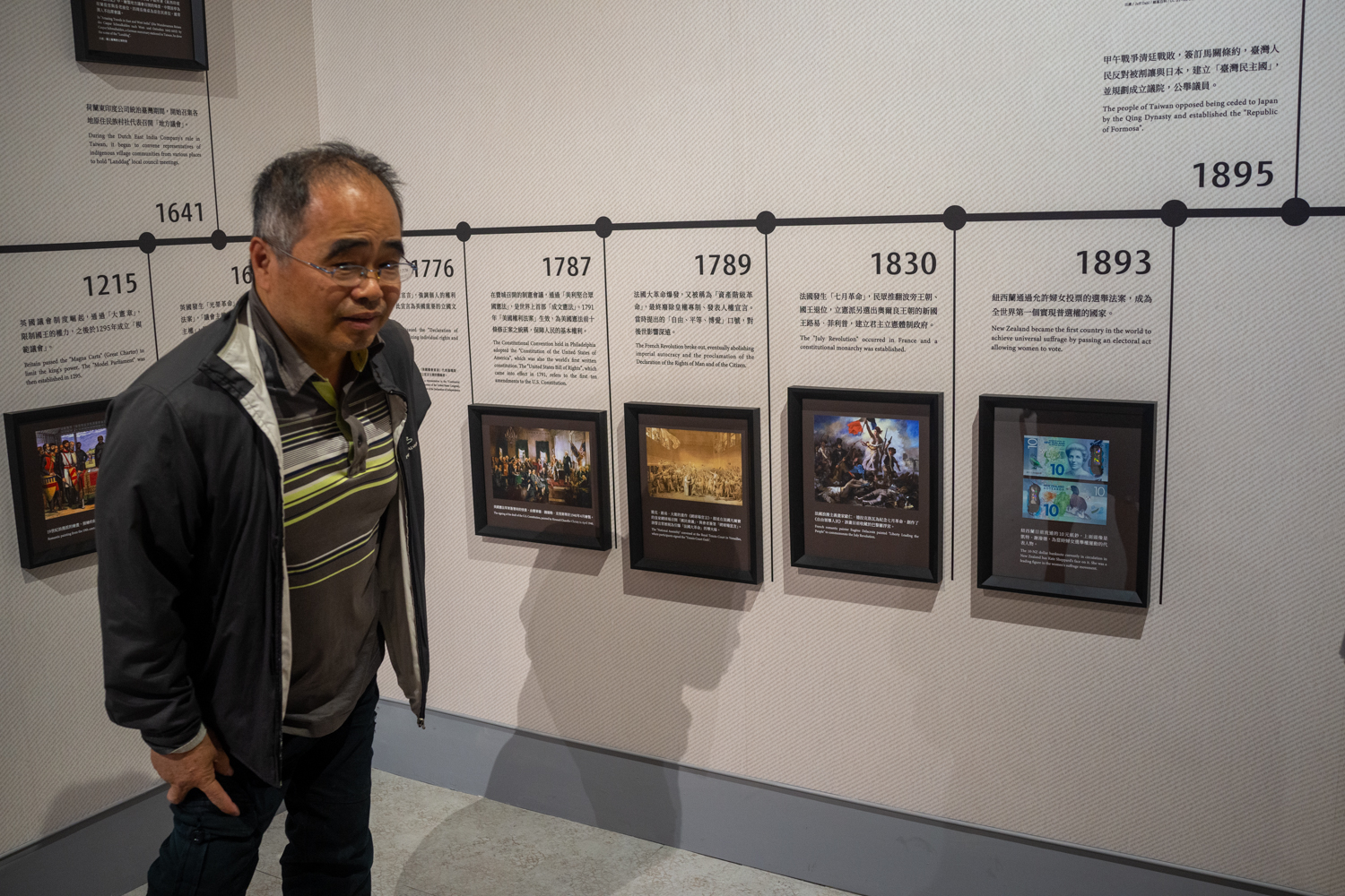 M. Yeh Ming-yuan devant la chronologie qui met en regard l'évolution de Taïwan et du monde (photo : Sasa)