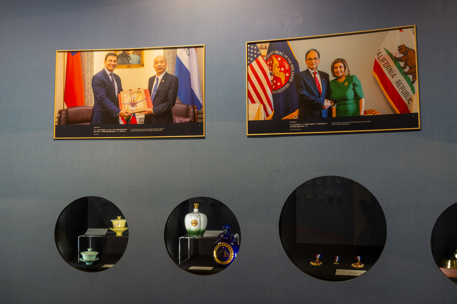 Une grande salle consacrée à la diplomatie parlementaire présente des photos de visites et des présents offerts par les parlementaires d'autres pays (photo : Sasa)
