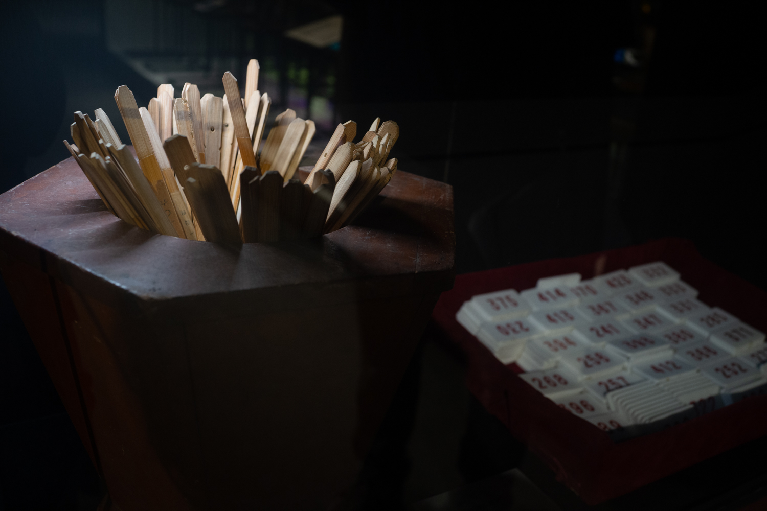 Les membres de l'Assemblée nationale tiraient le numéro de leur siège au sort, un peu comme on tire l'horoscope au temple. Musée des affaires parlementaires, Wufeng (photo : Sasa)