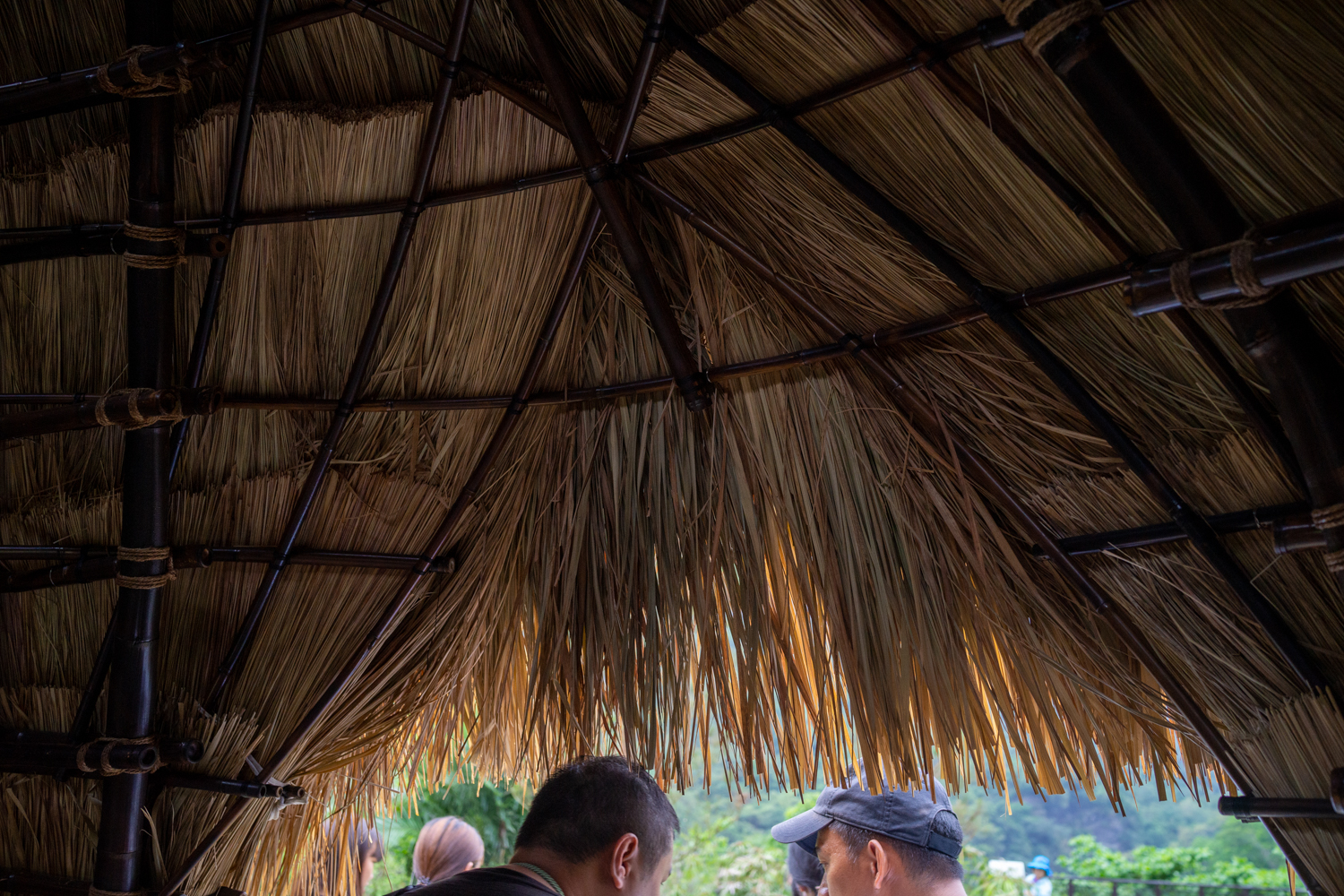 Komuyi n'a pas utilisé que du bambou, mais aussi des pierres et du chaume (photo : Sasa)