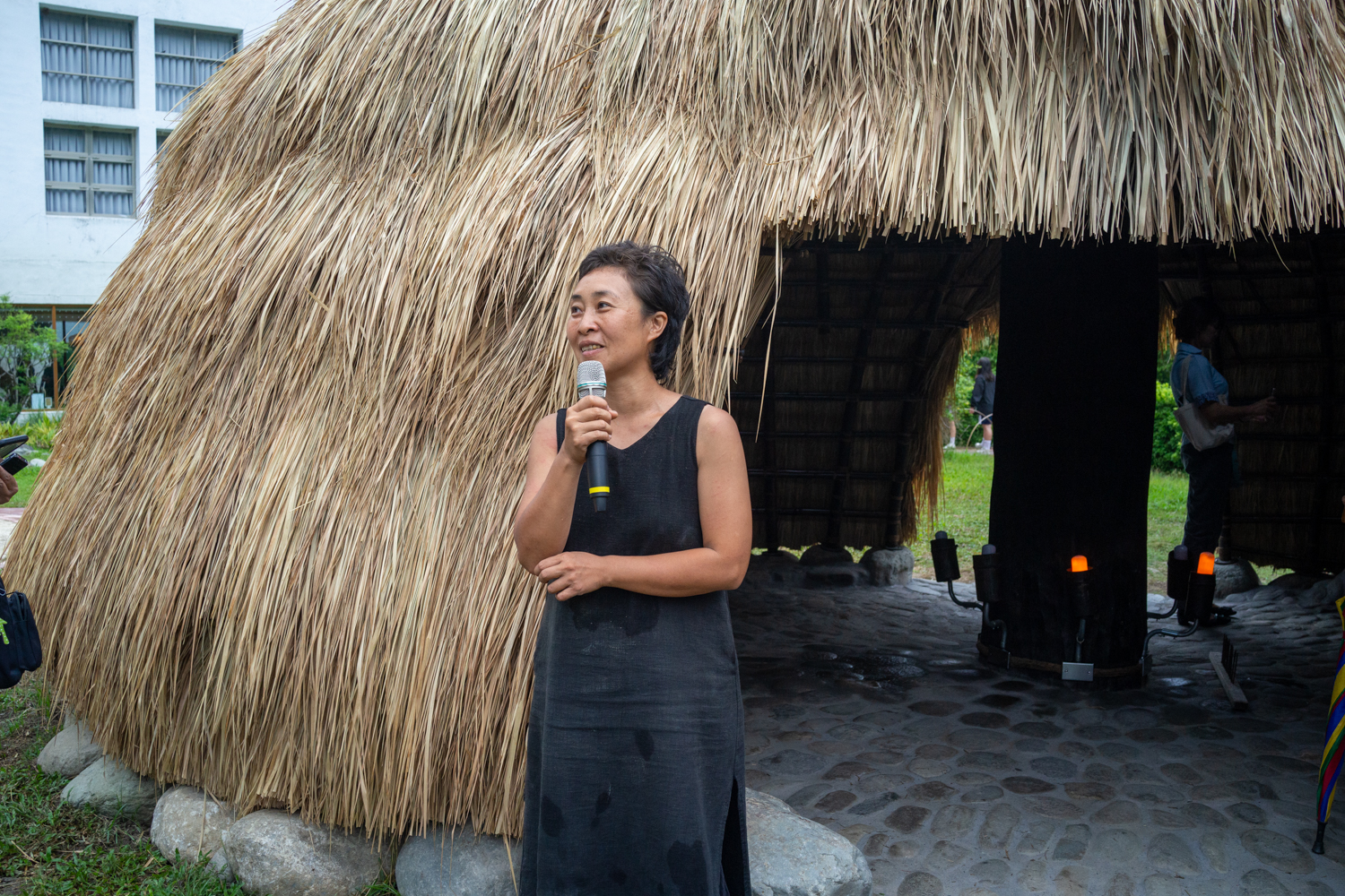 Komuyi et son oeuvre au Parc forestier de Zhiben, comté de Taitung (photo : Sasa)