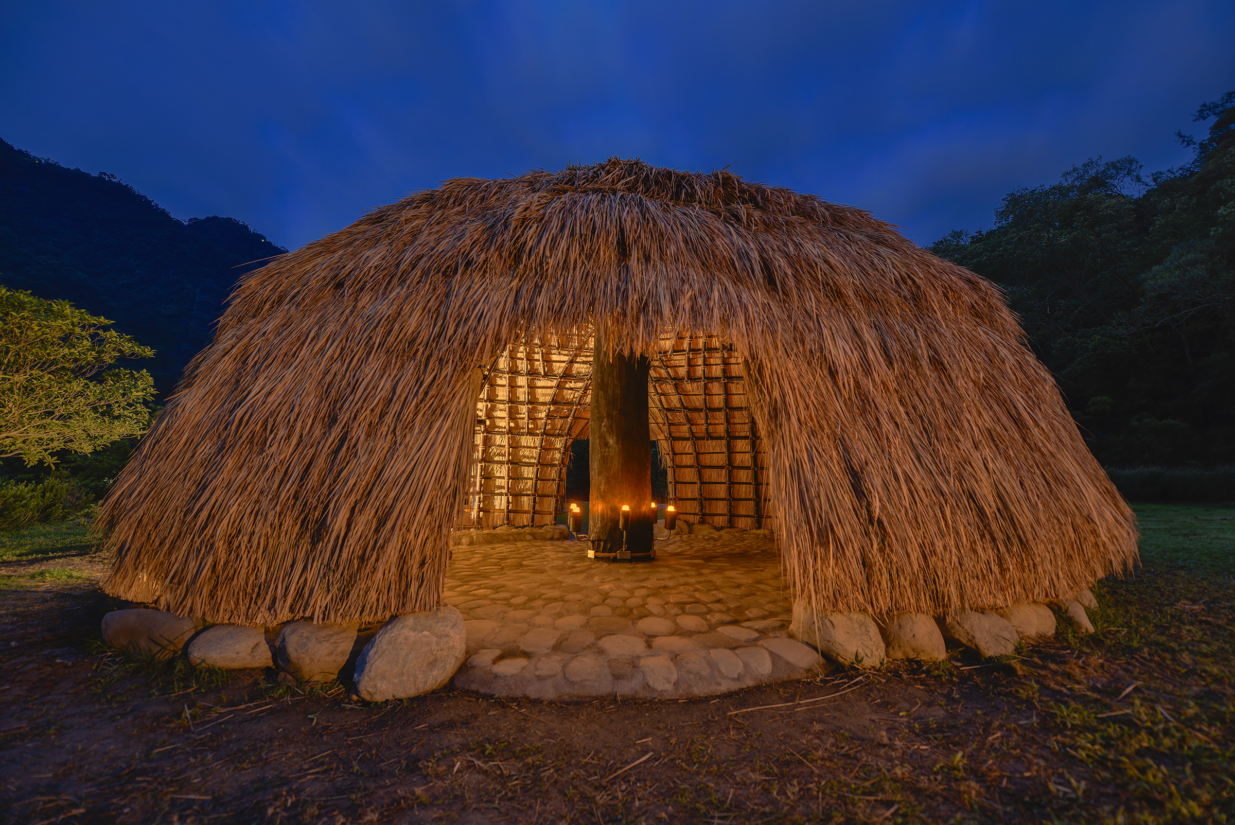 L'enfant des pierres, l'oeuvre de Komuyi dans l'exposition Tectonics of the Island (photo : Taiwan Bamboo Society / 汪德範)