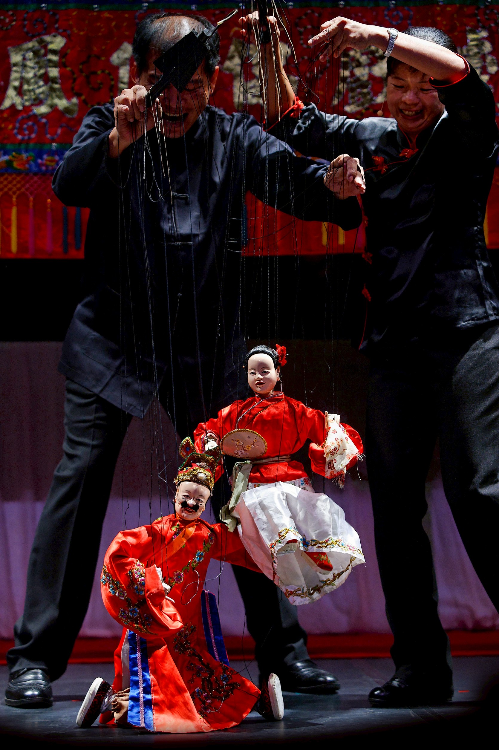 M Hsueh Ying-yuan, du Théâtre de marionnettes à fils Jin Fei Feng, et son épouse (photo : 錦飛鳳傀儡戲劇團)