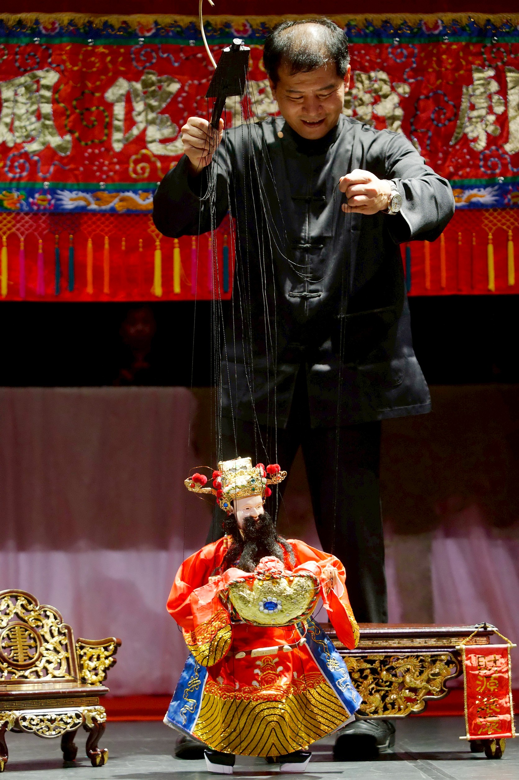 M Hsueh Ying-yuan, du Théâtre de marionnettes à fils Jin Fei Feng (photo : 錦飛鳳傀儡戲劇團)