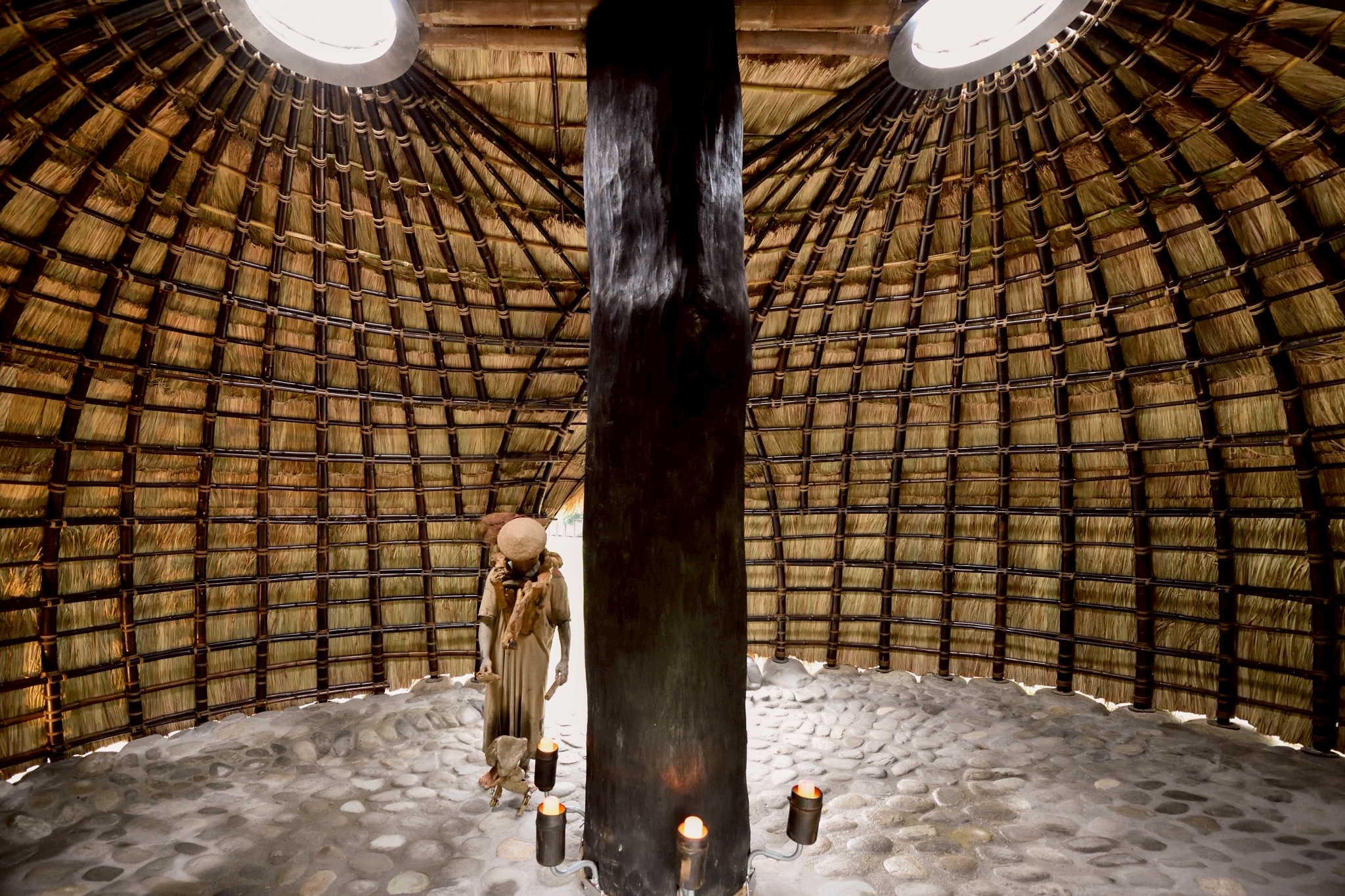Komuyi dans la construction qu'elle a réalisée pour l'exposition Tectonics of the Island 2025 à Zhiben. Les deux puits de lumière dans la toiture font référence à une légende selon laquelle les Puyuma sont nés des pierres et que les yeux, qui étaient sur les genoux, sont ensuite remontés sur le visage (photo : Taiwan Bamboo Society / 汪德範)