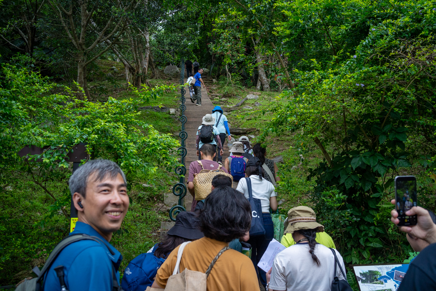 Pour les visiteurs, ce n'est pas très difficile de monter 300 marches dans la forêt humide, mais pour l'équipe qui a monté quatre tonnes de matériaux et d'outils, c'était un peu comme Sisyphe... (photo : Sasa)