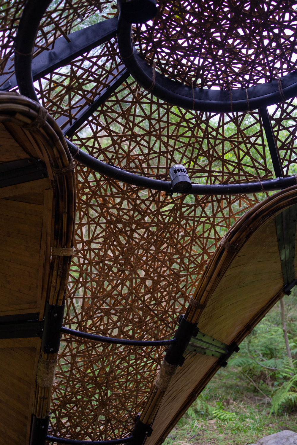 Le bambou tressé rappelle les nervures des ailes de papillon (photo : Sasa)