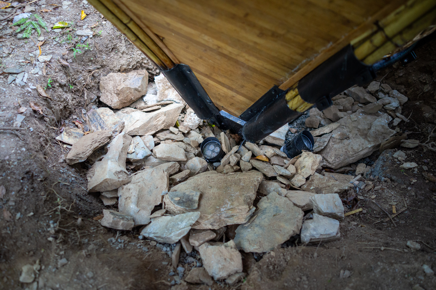 La construction ne touche le sol qu'à trois endroits, reliés sous terre par une structure triangulaire en guise de fondations (photo : Sasa)