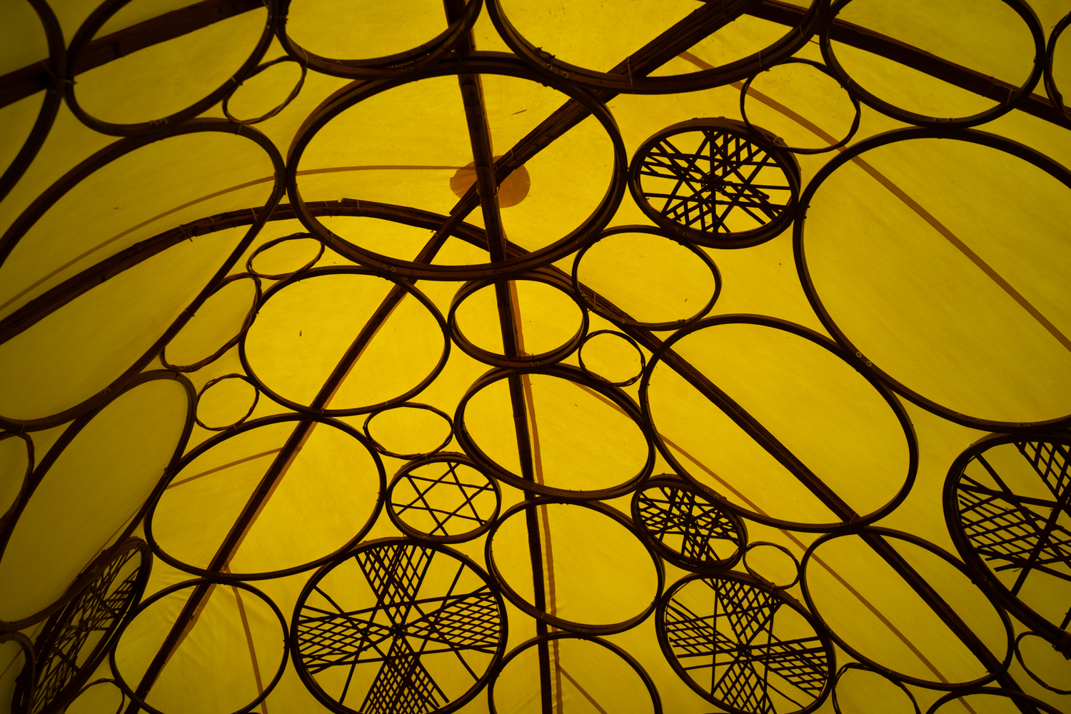 Au départ, l'objectif était de faire tenir la structure entièrement grâce aux anneaux en bambou. Finalement, des poutres courbées ont dû être installées pour renforcer la stabilité, qui restent assez discrètes (photo : Sasa)