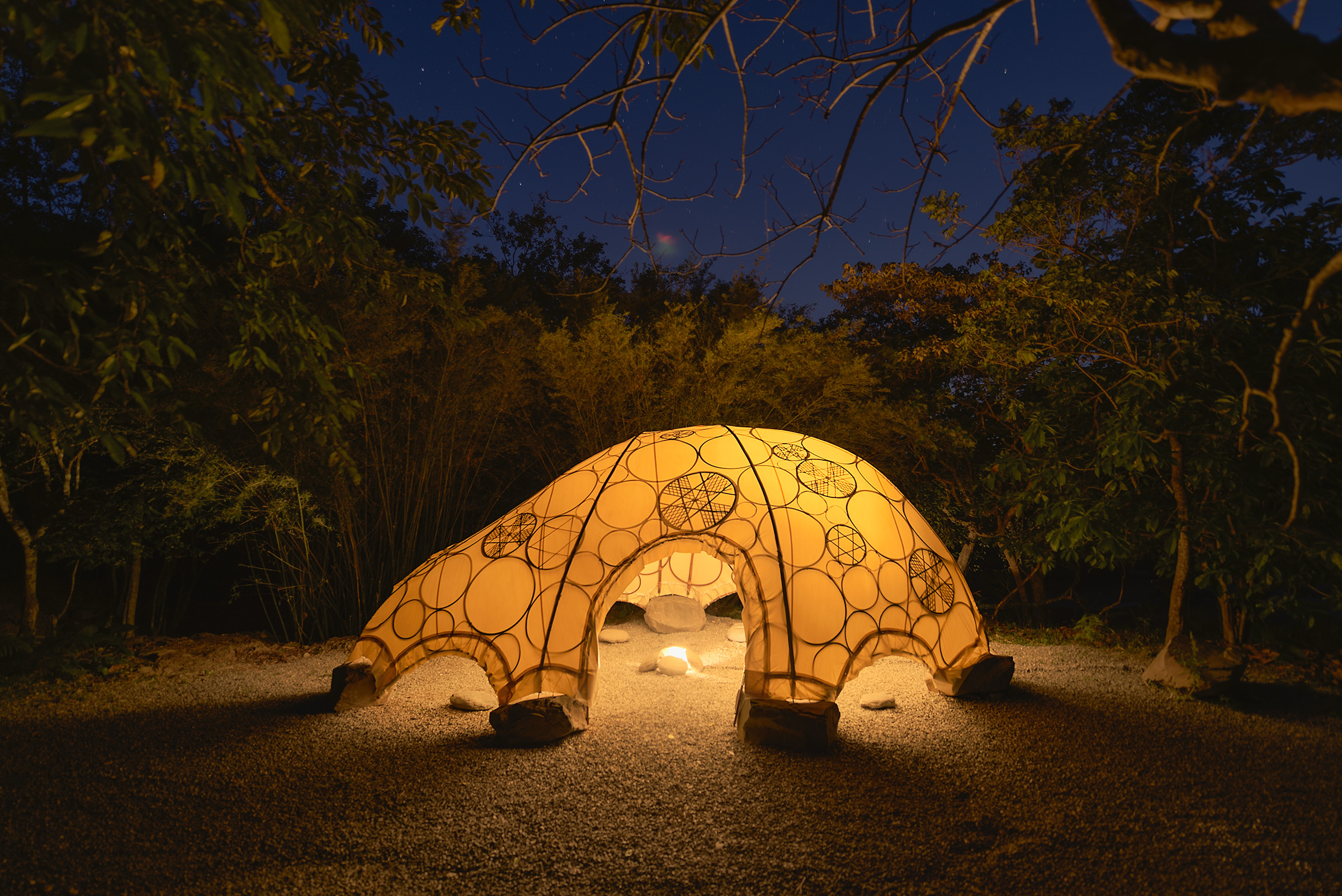 Lorsque le tiers-lieu est illuminé la nuit, on peut penser à une coccinelle ou à un animal étrange en lisière de forêt ! (photo : Taiwan Bamboo Society / 汪德範)