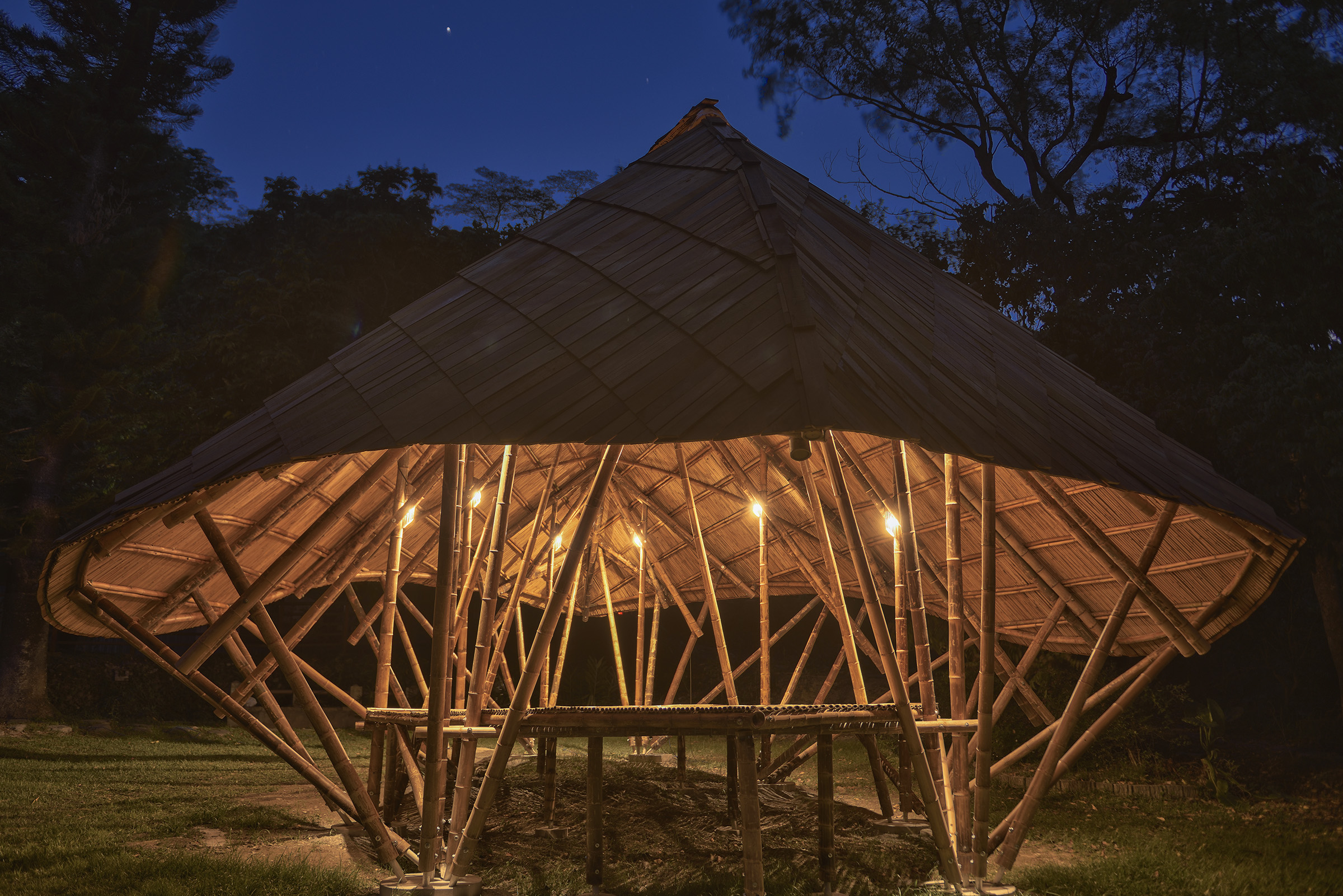 Being, construction en bambou de Chen Szu-yin, dans le cadre de l'exposition Tectonics of the Island 2025 (photo : Taiwan Bamboo Society / 汪德範)
