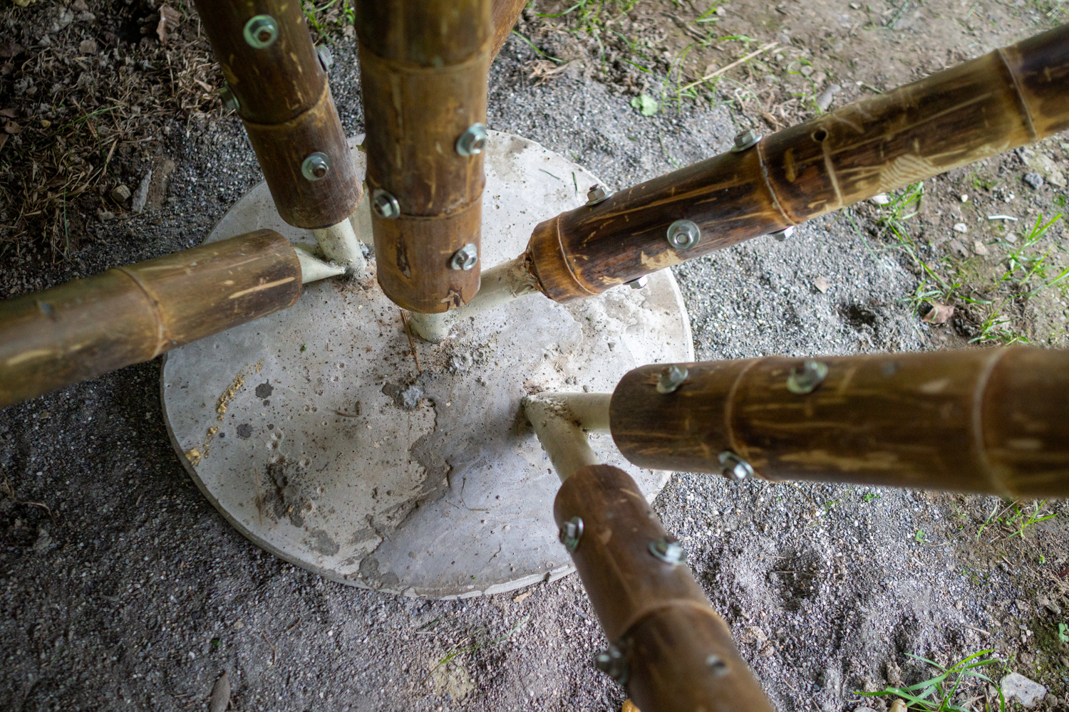 Fixation au sol (photo : Sasa)