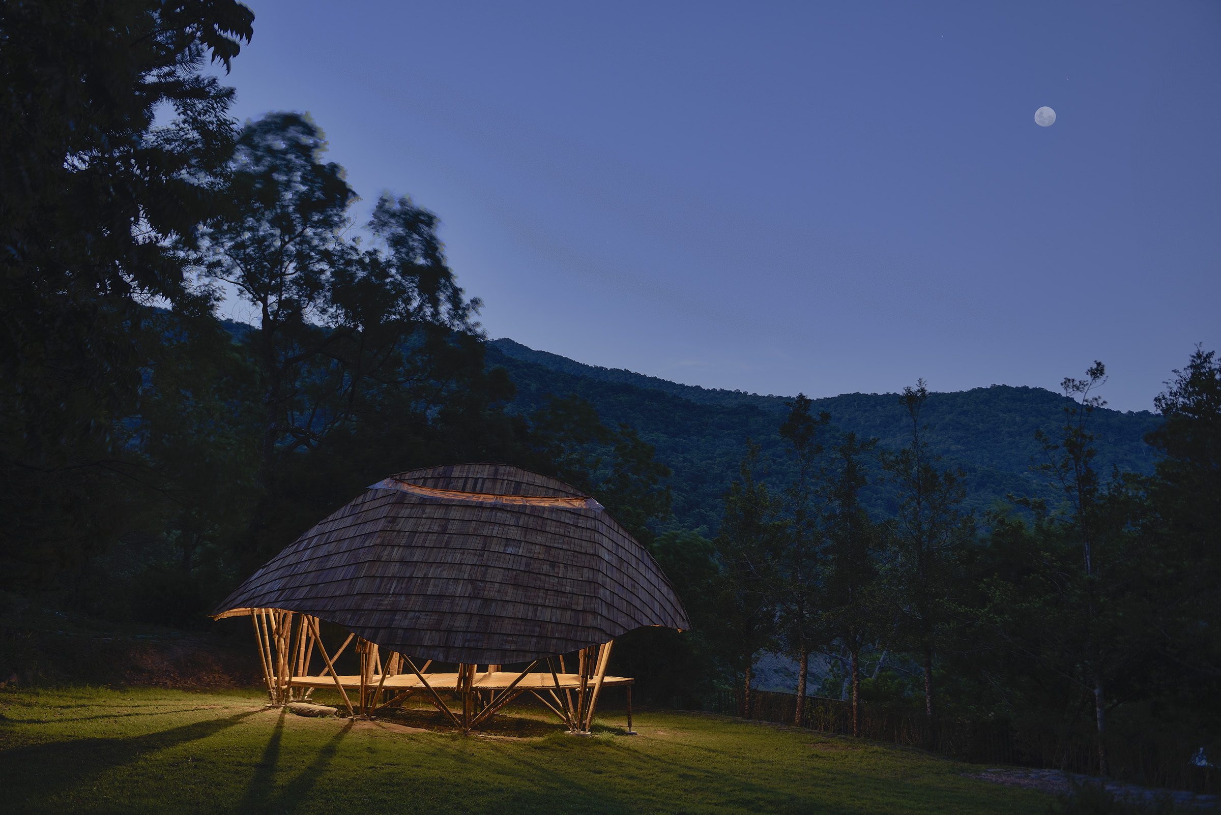 Une oeuvre magnifique, de nuit comme de jour... (photo : Taiwan Bamboo Society / 汪德範)