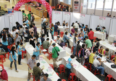 Para pencari kerja di bursa pameran tenaga kerja