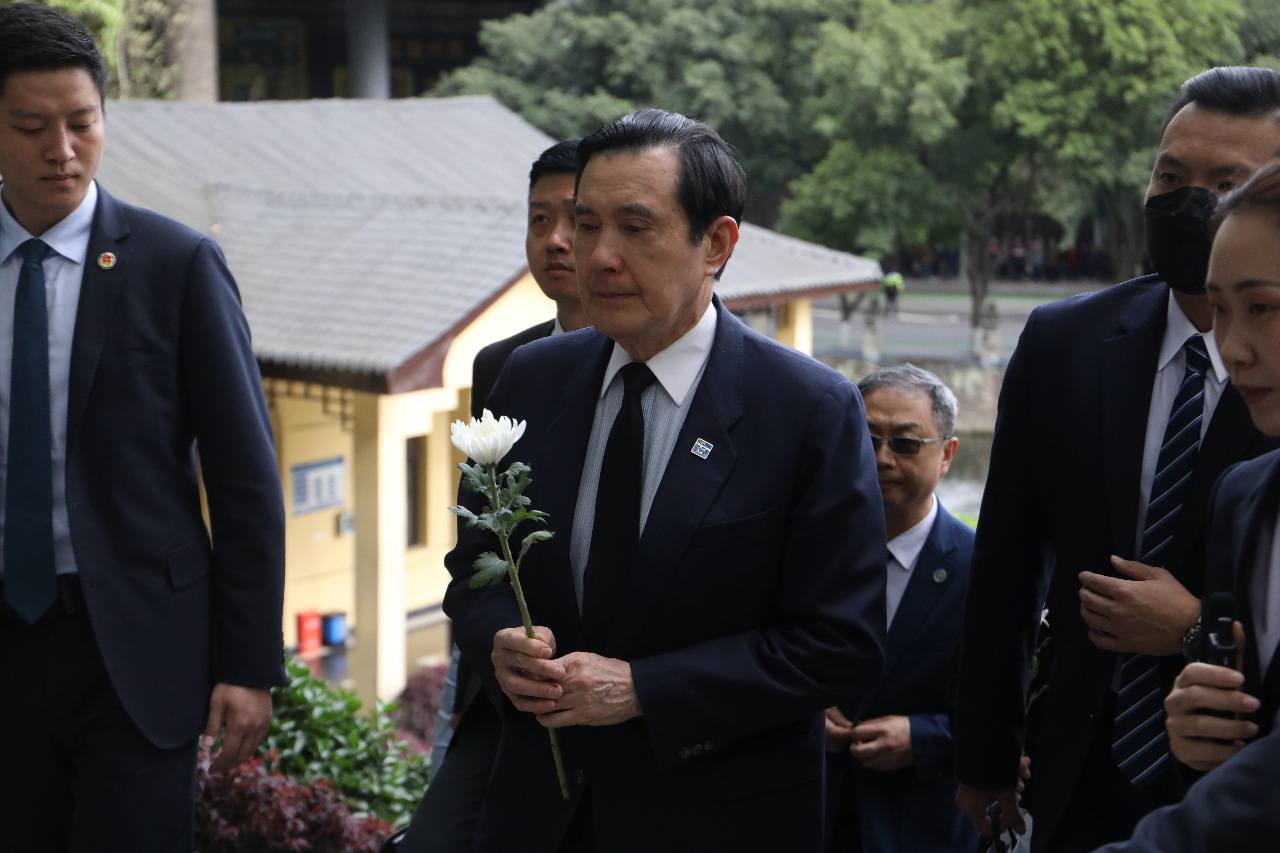 Ma Ying-jeou Menitikan Air Mata Saat Ziarah ke Mausoleum Jenderal Zhang Zizhong