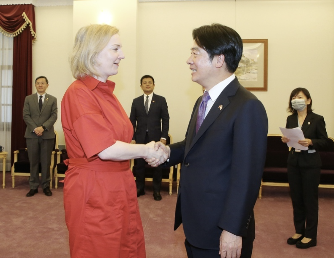 Wapres William Lai bertemu dengan mantan PM Inggris, Liz Truss (foto: CNA)