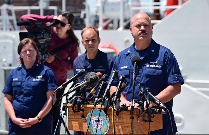 koferensi pencarian kapal selam disampaikan Kolonel Penjaga Keamanan Pantai AS, Jamie Frederick (foto:@USCG Twitter)