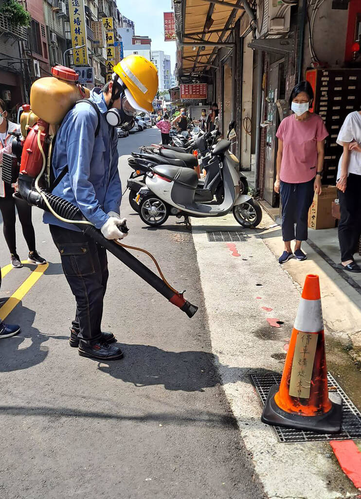 Pemkot Taipei mengerahkan petugas untuk melakukan pembersihan lokasi pengembangbiakan jentik-jentik nyamuk dan pensterilan lingkungan. (foto: CNA)