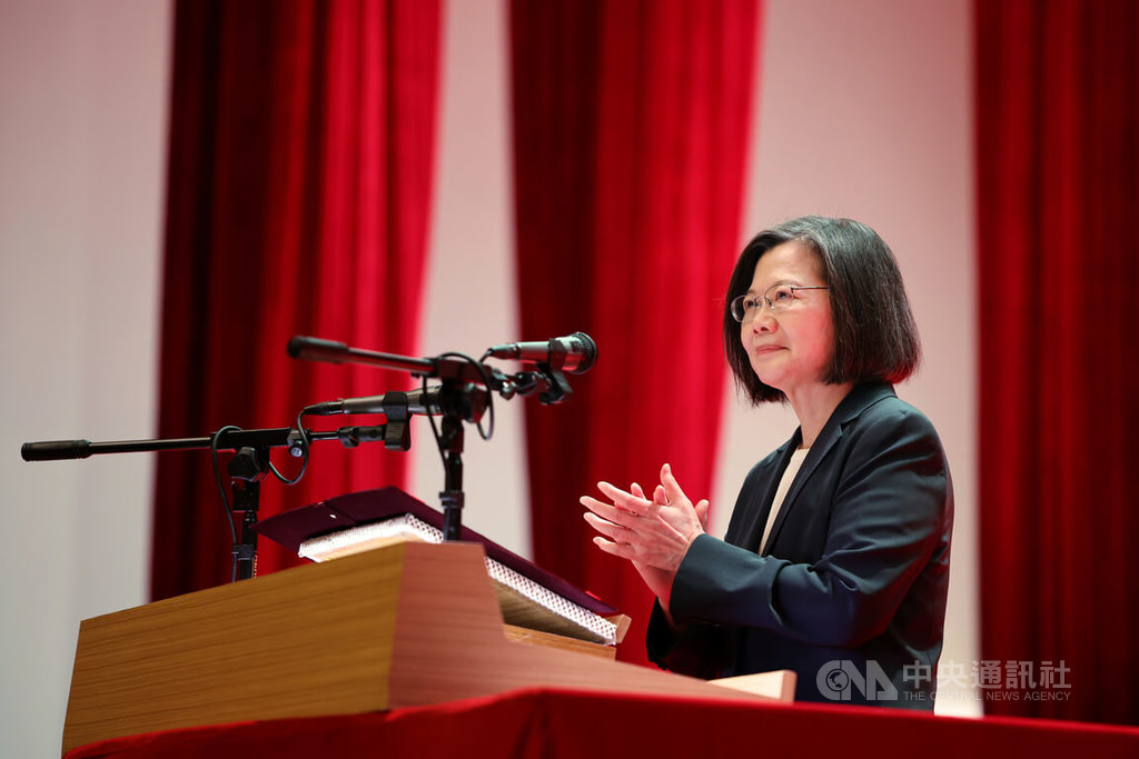 Presiden Tsai Ing-wen menghadiri acara peringatan hari Angkatan Bersenjata (foto: CNA)