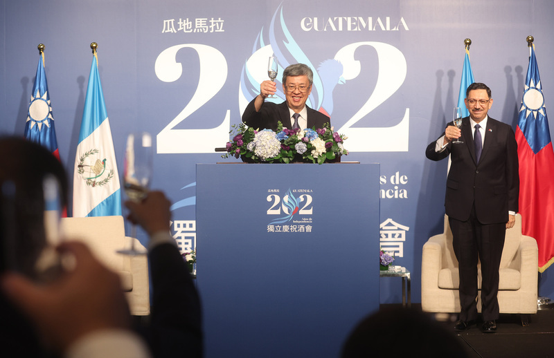 PM Chen Chien-ren didampingi oleh Dubes Guatemala untuk Taiwan, Oscar Padilla Lam (foto: CNA)