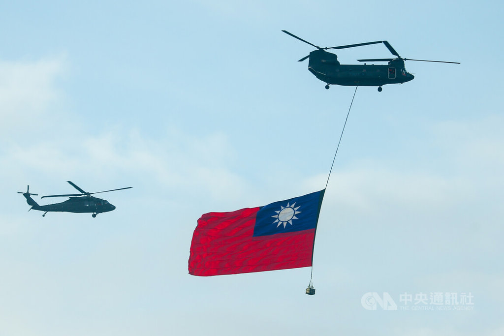 Latihan HUT ROC: Helikopter Bawa Bendera Raksasa Melintasi Istana Kepresidenan (Sumber foto: CNA)