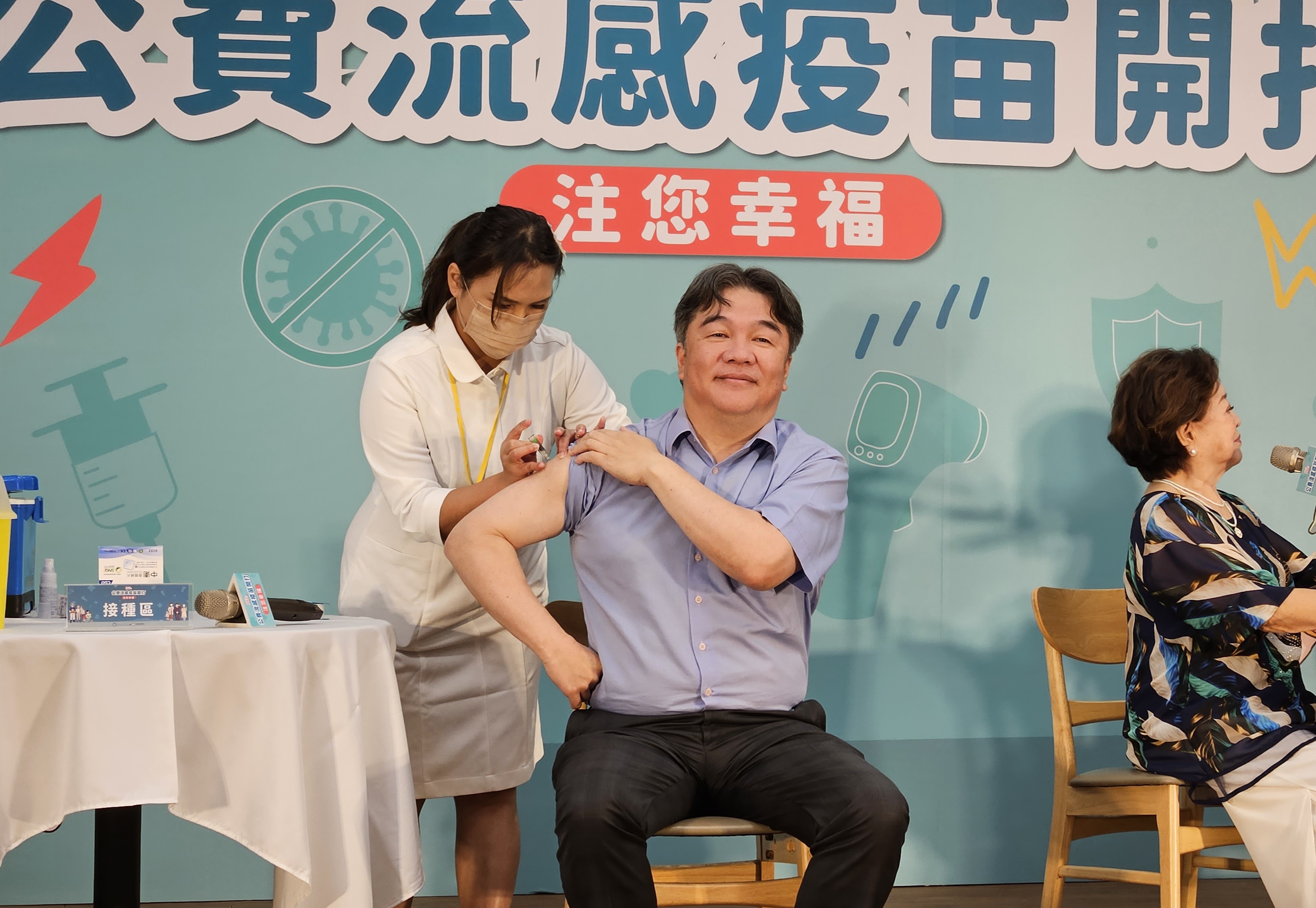 Victor Wang menerima vaksinasi Medigen pada 2 Oktober 2023