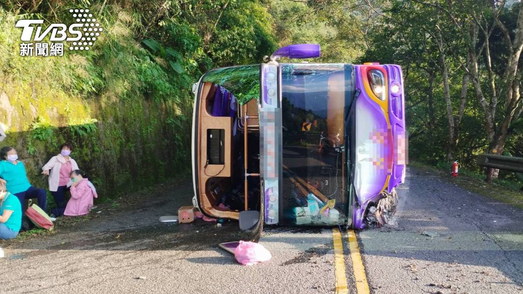 Bus Pariwisata Terguling di Pegunungan Taiping, 1 Orang Tewas. Sumber Foto: TVBS News