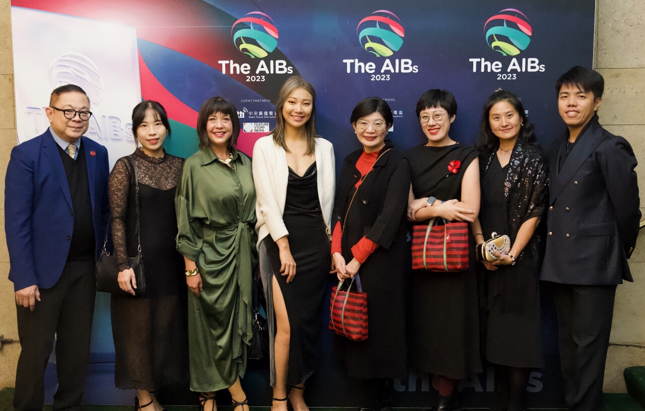 Chairperson Rti Cheryl Lai (kanan 4) memimpin delegasi dan Direktur Senior Divisi Asia Pasifik dan Benua Amerika Naomi Barnard (kiri 3) bersama menghadiri upacara penyerahan penghargaan AIBs