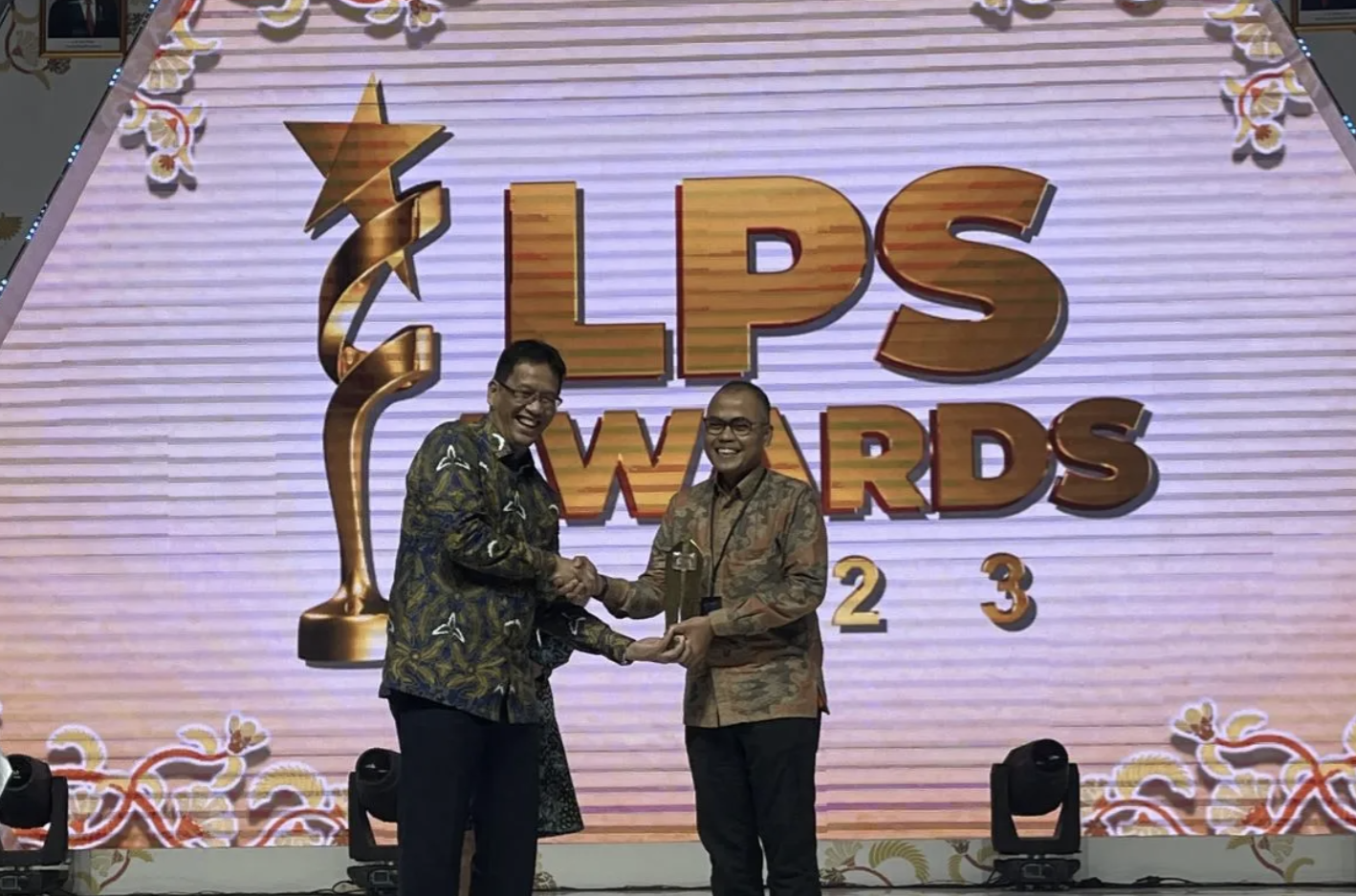Direktur Pemberitaan Perum LKBN Antara Irfan Junaidi saat memperoleh penghargaan dari Ketua Dewan Komisioner LPS Purbaya Yudhi Sadewa di Fairmont Hotel, Jakarta (foto: Antaranews)