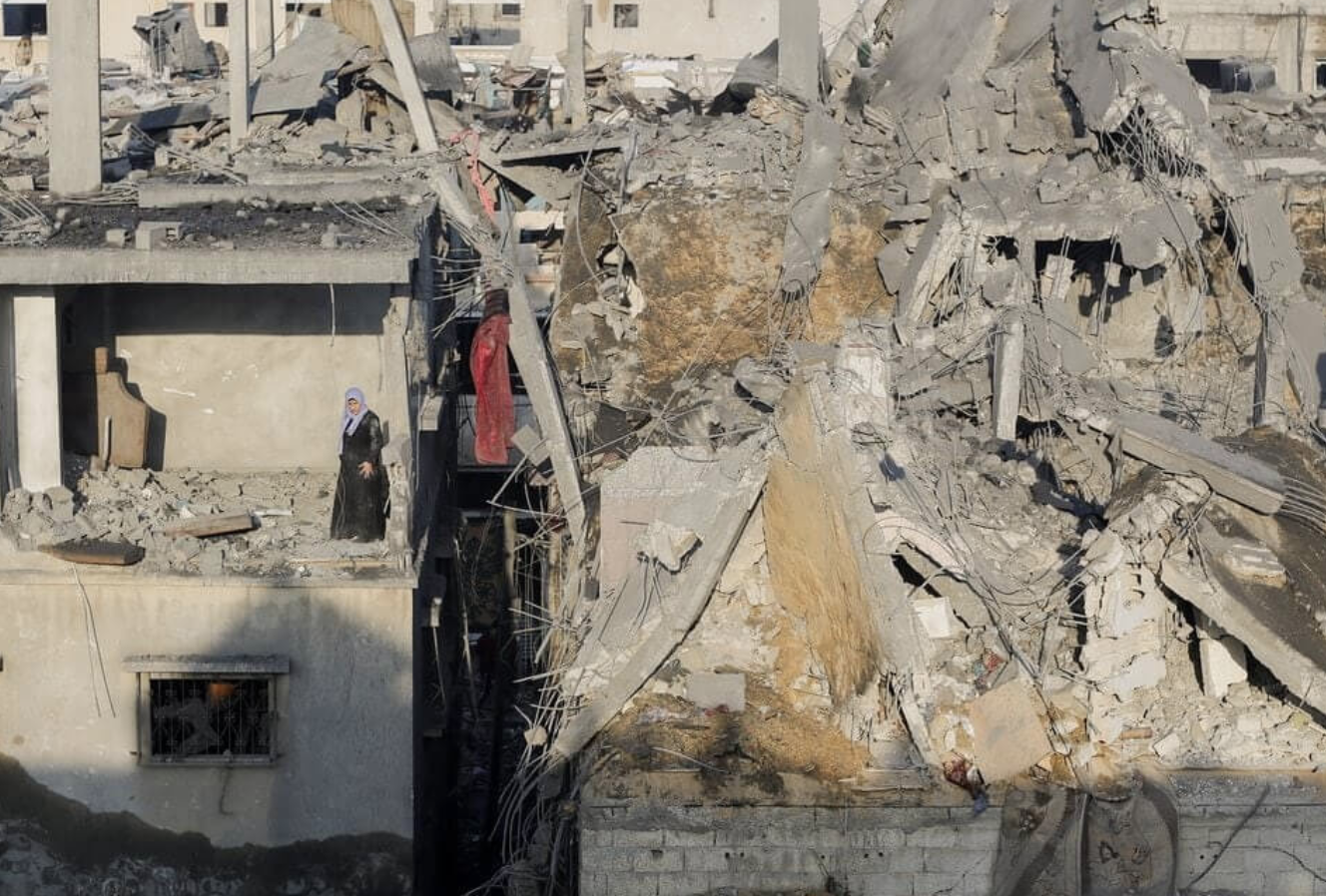 warga Palestina di tengah reruntuhan akibat pemboman militer Israel (foto: Reuters)