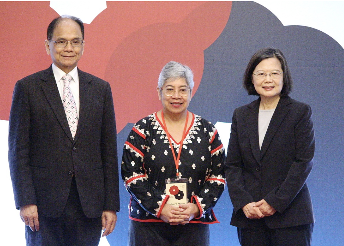 Presiden Tsai Ing-wen bersama Ketua Yuan Legislatif You Si-kun dan aktivitis HAM Filipina, Amihan V. Abueva (foto: Rti)