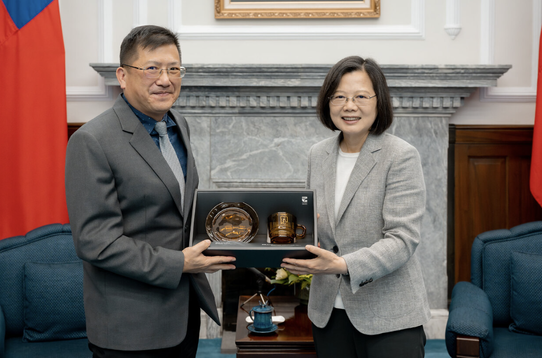 Presiden Tsai Ing-wen dan Lin Chun-tsuen, penerima 