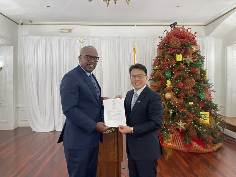 Gubernur Kep. Virginia (kiri) Albert Bryan Jr (foto: CNA)