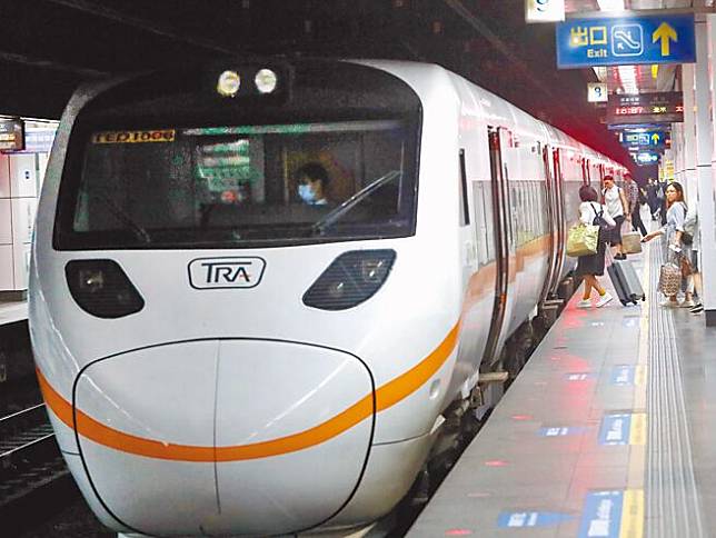 Seragam Baru Perusahaan Kereta Api Taiwan Menuai Kritikan, Netizen: Mirip dengan Korea Utara. 圖/LINE TODAY