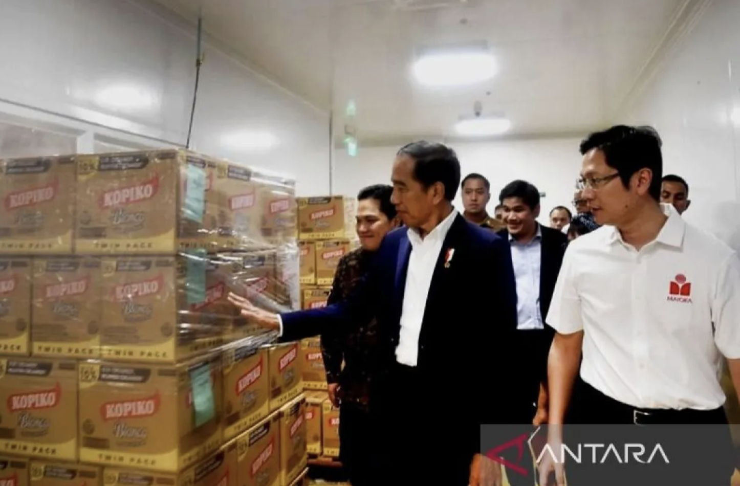 Presiden Joko Widodo mengunjungi salah satu produsen produk kopi yaitu Kopiko Philippines Corporation (KPC) yang merupakan bagian dari PT Mayora Indah TBK di Calamba, Filipina (foto: Antaranews)