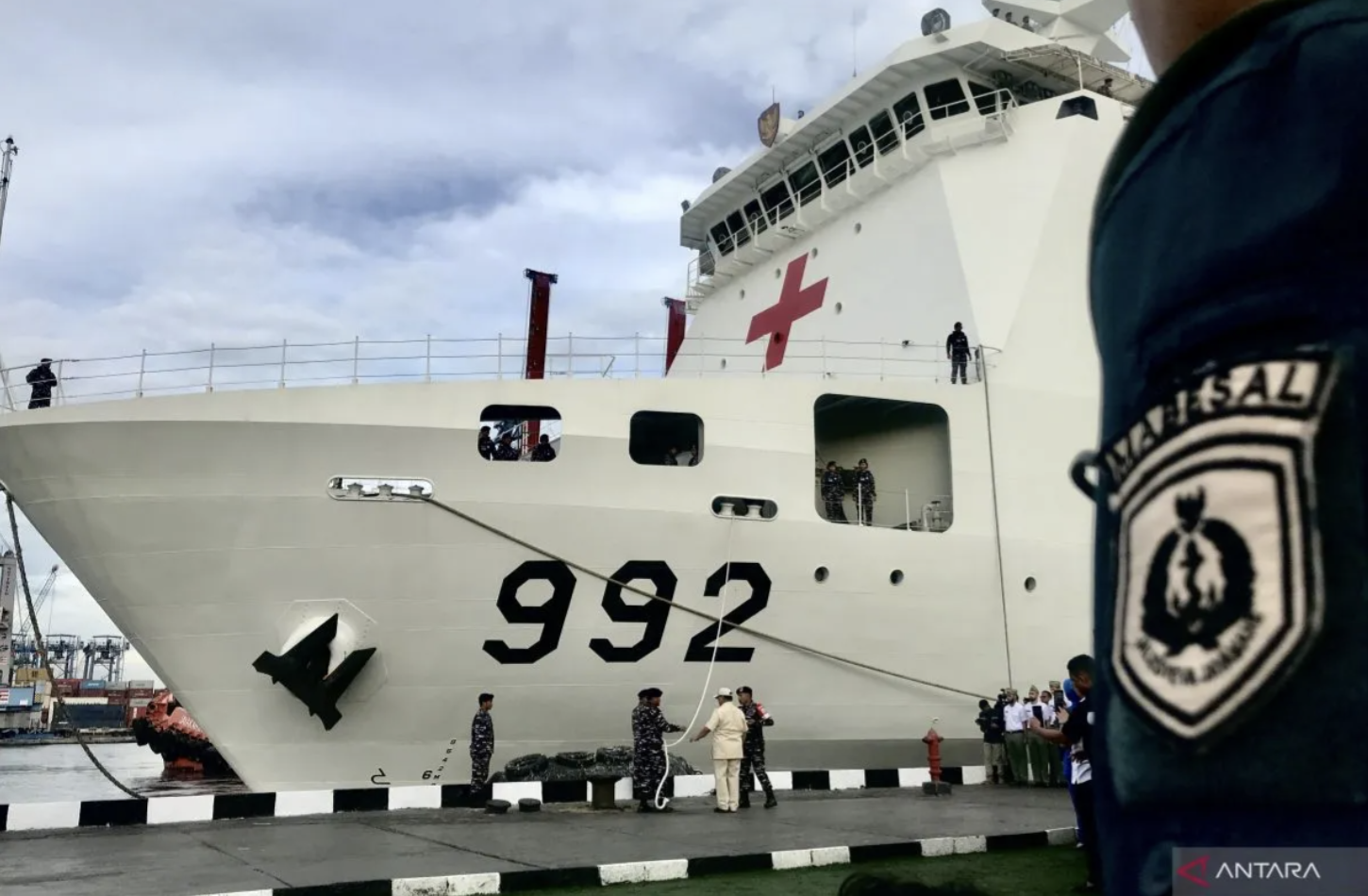 Menteri Pertahanan Prabowo Subianto di Dermaga Kolinlamil TNI AL, Jakarta, Kamis (18/1/2024), melepaskan tali tambang yang mengikat KRI dr. Radjiman Wedyodiningrat-992 dalam upacara pelepasan kapal ke El Arish, Mesir, mengantar bantuan untuk rakyat Palestina di Gaza. (foto: Antaranews)
