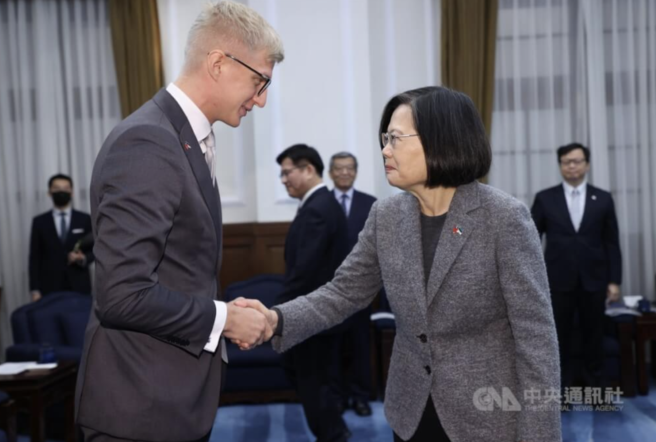 Presiden Tsai Ing-wen bertemu Ketua Kelompok Persahabatan Parlemen Estonia-Taiwan, Kristo Enn Vaga (foto: CNA)