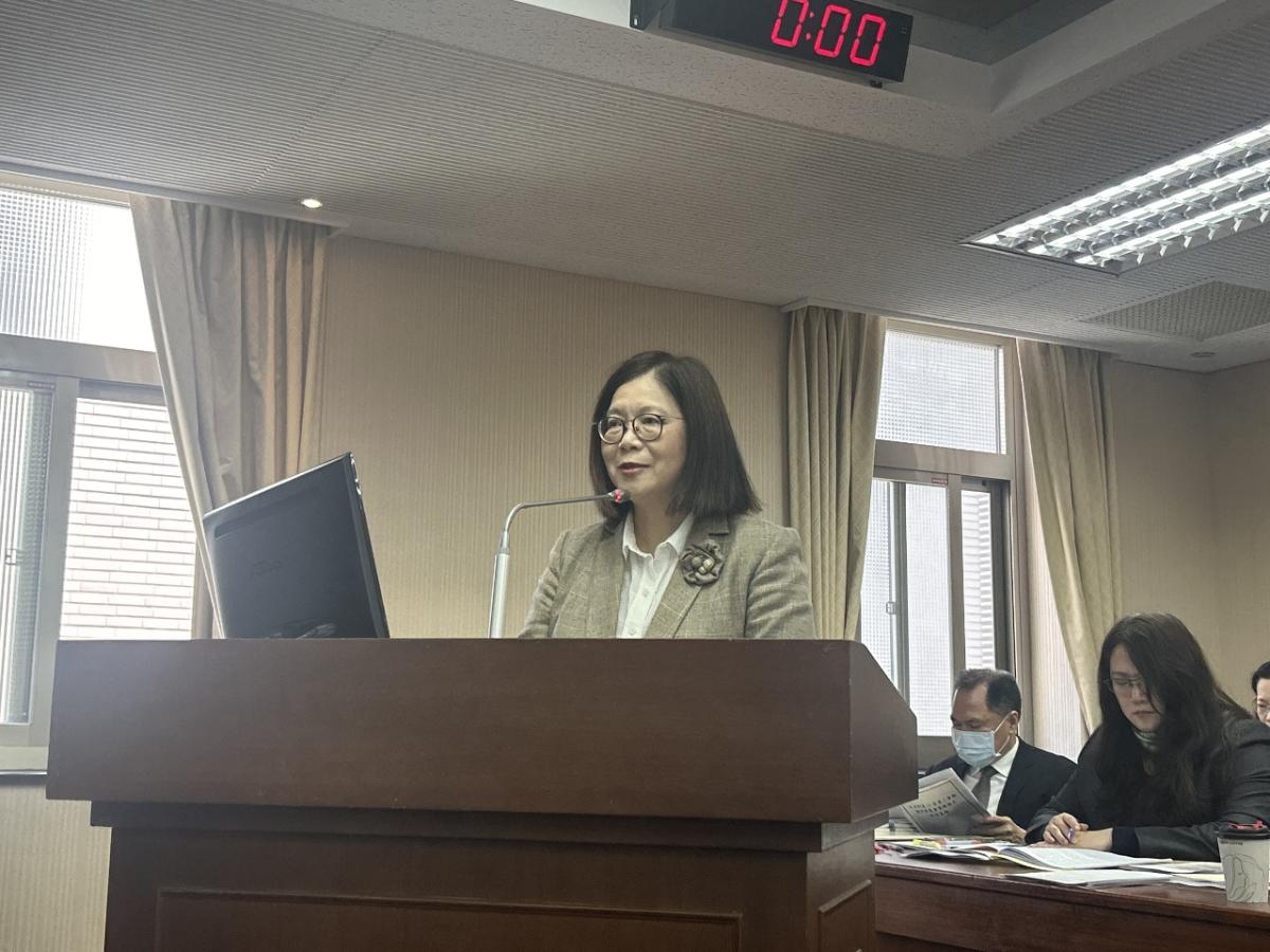 Menteri Dewan Urusan Kelautan, Kuan Bi-ling hari ini (13/3) memberikan laporan dalam sidang interpelasi Komite Urusan Dalam Negeri Yuan Legislatif. (foto: RTI)