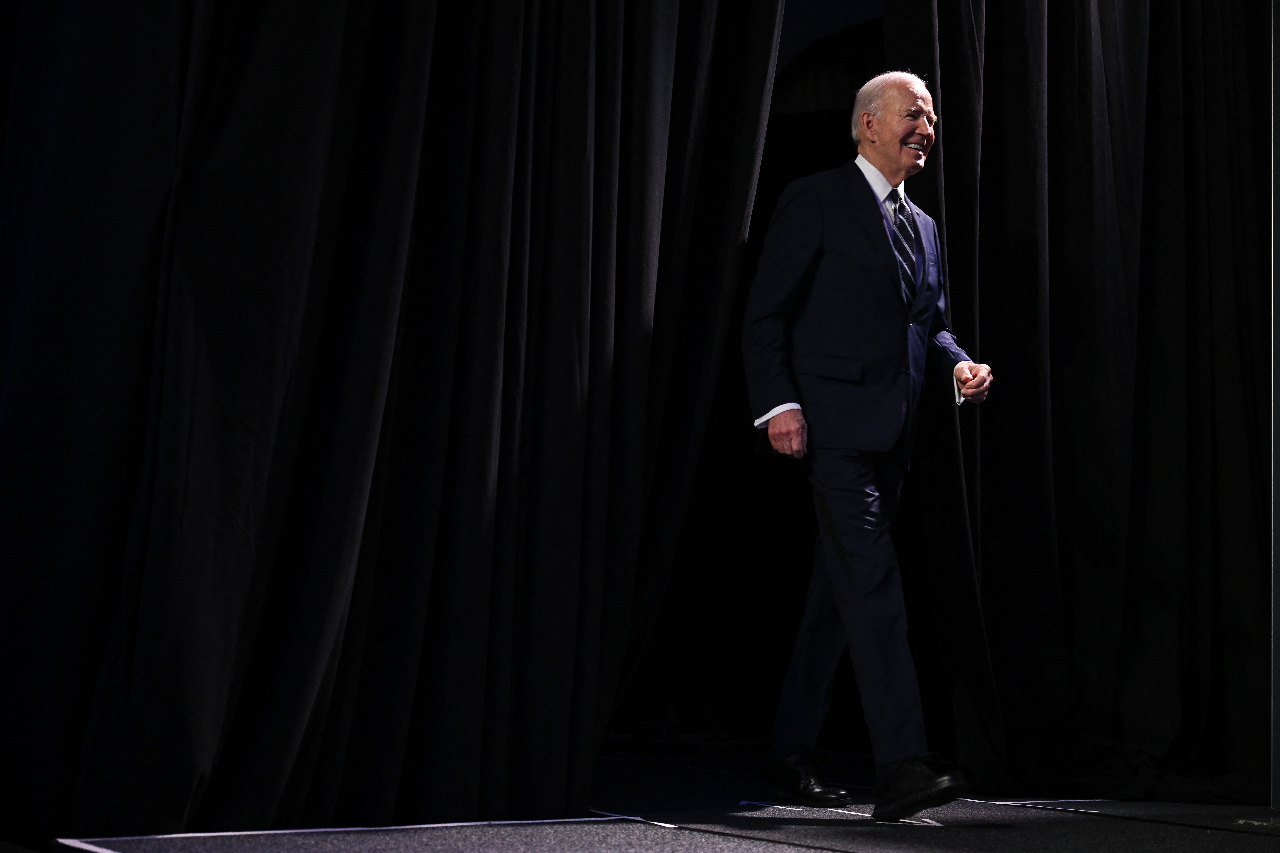 Sering Salah Langkah dan Salah Ucap Saat di Panggung, Kekhawatiran Partai Demokrat Terhadap Usia Biden Meningkat.