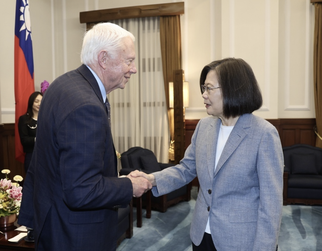 Presiden Tsai Ing-wen bertemu dengan parlemen AS Jack Bergman (foto: CNA)