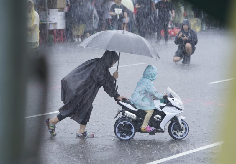 Hujan Deras Mengguyur Utara Taiwan! Salah 1 Titik di Taipei Main Station Terendam Air, Netizen Terkejut: Seperti Kolam Renang 圖/CNA